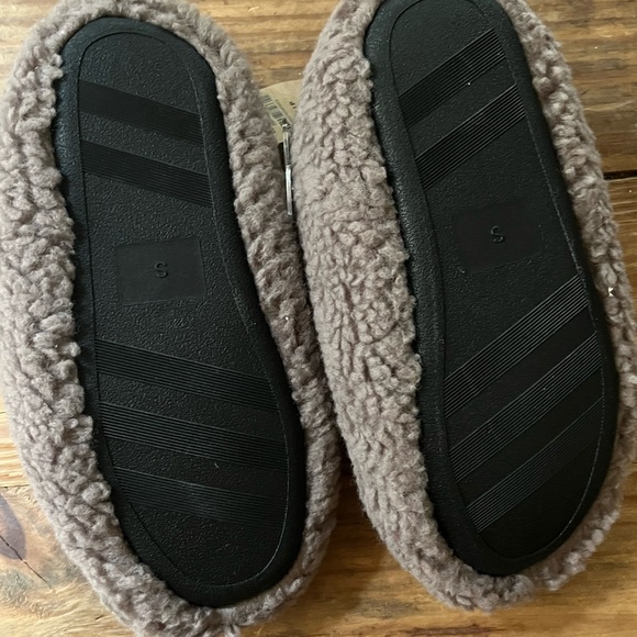NWT Victoria Secret slippers - Picture 3 of 6